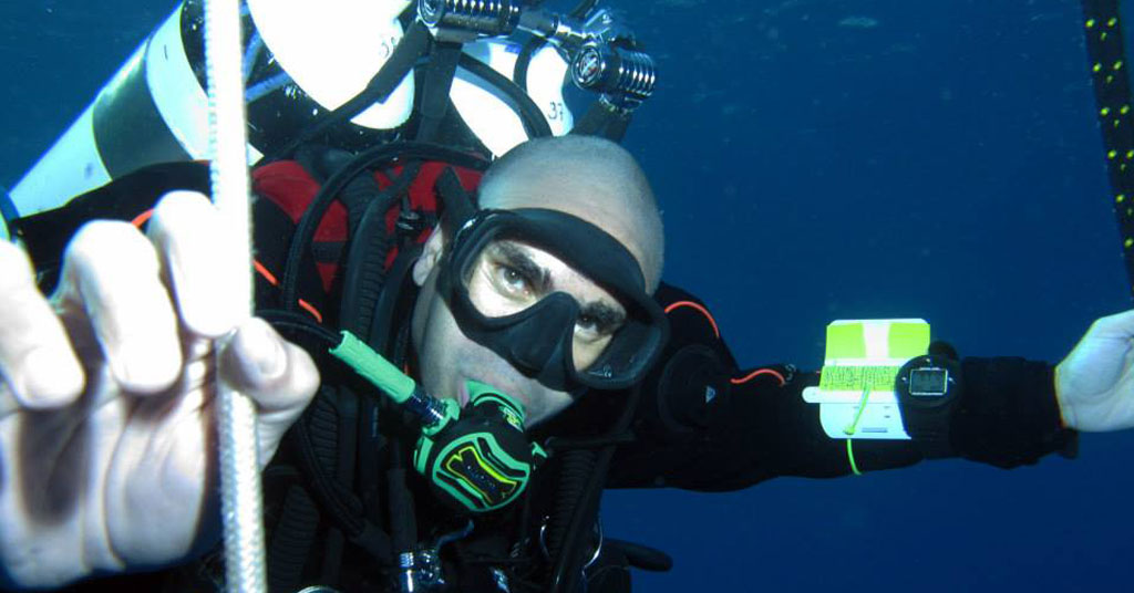 Мировой рекорд по погружению без акваланга. Ахмед Габр. Ахмед Габр мировой рекорд. Рекорд дайвинга. Рекорд глубины с аквалангом.