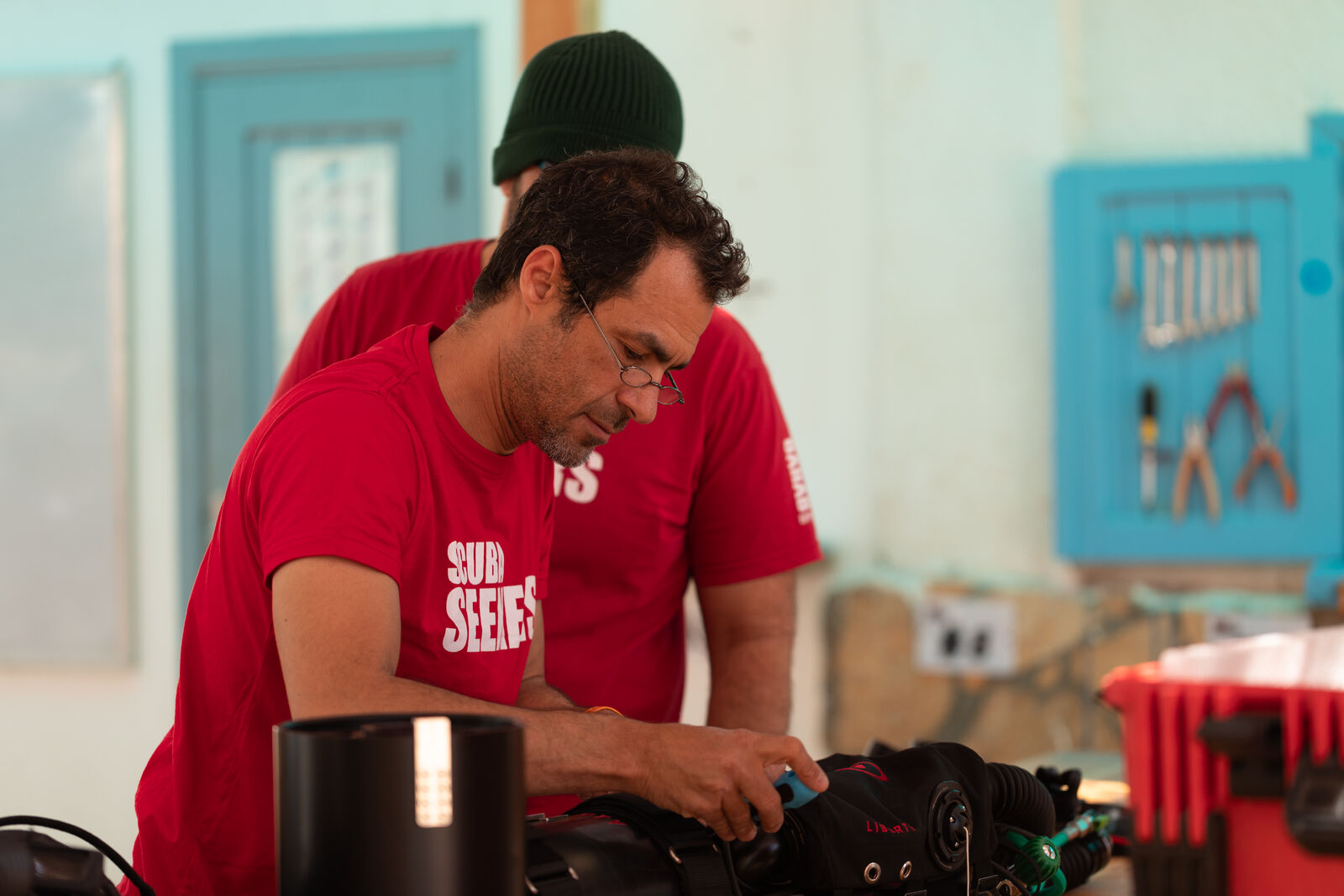 ccr instructor sameh sokar teaching rebreather course on the divesoft liberty